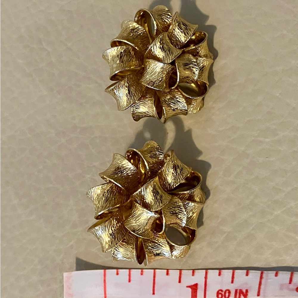Monet Gold Ribbon Brooch and Earring Set - Picture 6 of 6
